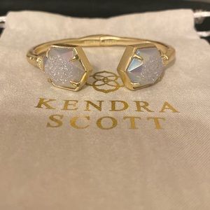 EUC Kendra Scott Jan bracelet in iridescent druzy set in gold.
